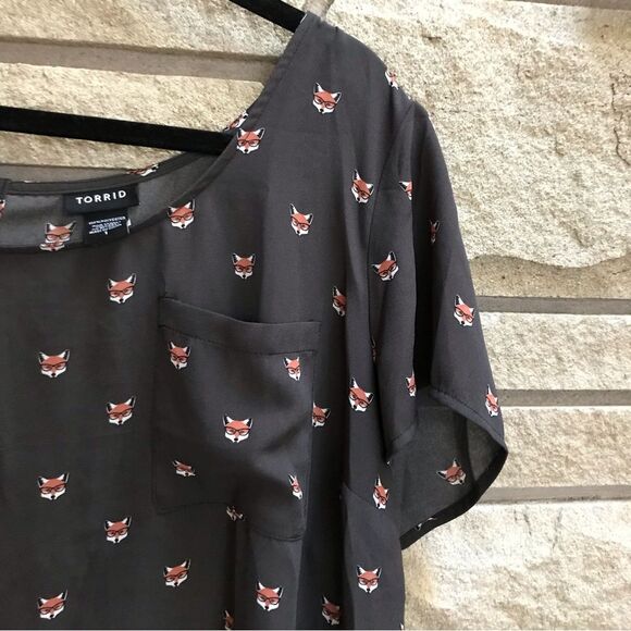Torrid Abbey Georgette Button Back Short Sleeve Blouse Black Fox Print 1x - Picture 6 of 9